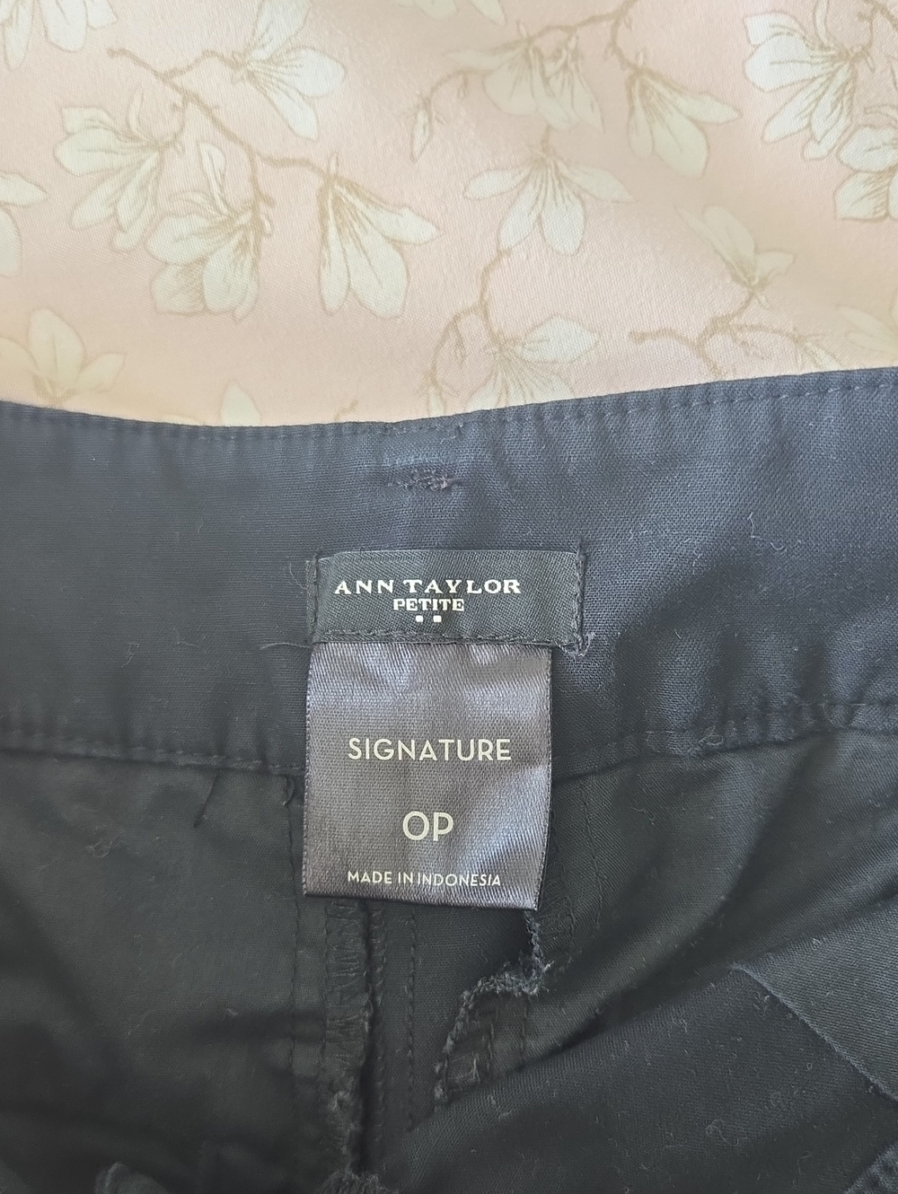 Ann Taylor Classic Black Women’s Dress Shorts. Size 0P - Picture 3 of 3